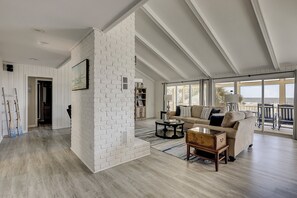 Smart-tv, dvd-afspiller, bordtennisbord, stereoanlæg