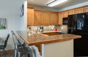 Réfrigérateur, micro-ondes, plaque de cuisson, lave-vaisselle