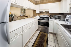 冷蔵庫、電子レンジ、オーブン、コンロ