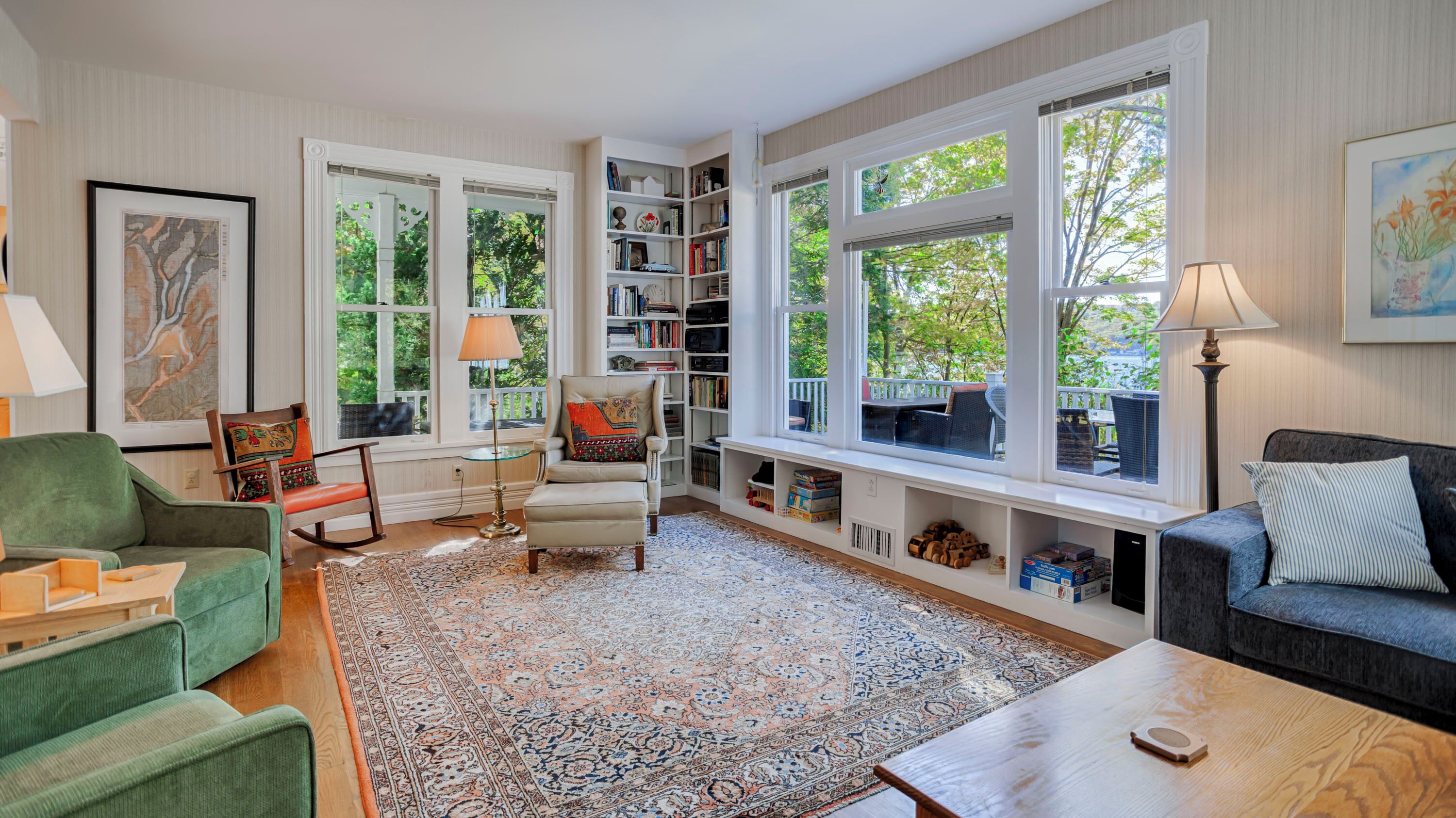 Télévision, cheminée, lecteur de DVD, espaces bureaux