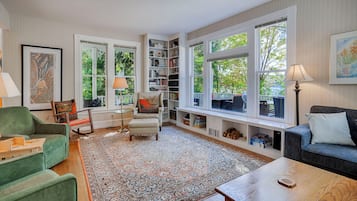 Télévision, cheminée, lecteur de DVD, espaces bureaux