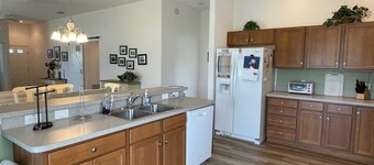 ワオ！！ 3 Bdrm 2 Baホームw /ゴルフカート、グリル、WiFi、自転車！ プールに近い！