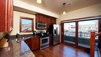 CafetiĂšre/bouilloire, chaise haute