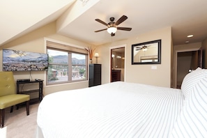 2 bedrooms, iron/ironing board, WiFi (free), bed sheets - Heart of Downtown Durango - Pet Friendly Condo with Views - AC (Durango)