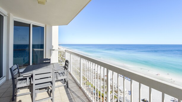Un balcone con vista sulla spiaggia e sull'oceano.