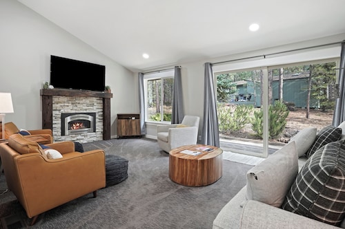 2 Killdeer - Remodeled, EV Charger, Hot Tub, Walk to Village, SHARC, Bikes