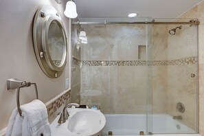 Ducha y bañera combinadas, secador de pelo y toallas