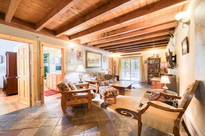 Fernseher, Kamin, Tischfußball