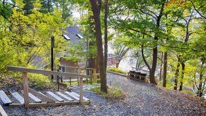 A wooden staircase leading up a gravel path surrounded by trees. - The Willows:"Delightful Cottage with Peaceful Sunsets" (Lodi)