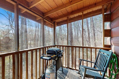Dog-friendly Cabin with Hot Tub & Jetted Tub - Perfect for a Romantic Getaway