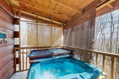Dog-friendly Cabin with Hot Tub & Jetted Tub - Perfect for a Romantic Getaway