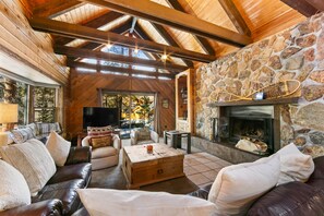 Una televisión, una chimenea, un reproductor de DVD