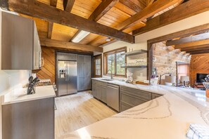 Frigorífico, microondas, horno y placa de cocina