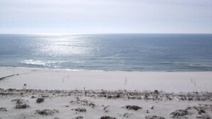 Una spiaggia con vista libera sull'oceano e una battigia sabbiosa.
