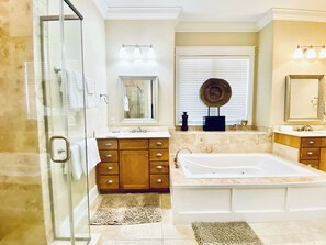 Combined shower/tub, towels