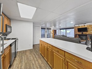 Fridge, microwave, oven, stovetop - Free SkyCard Activities - Budget, Walk to Town, Pool & Hot Tubs - The Lift C112 (Breckenridge)
