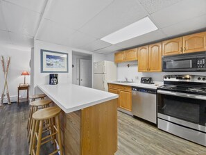 Fridge, microwave, oven, stovetop - Free SkyCard Activities - Budget, Walk to Town, Pool & Hot Tubs - The Lift C112 (Breckenridge)