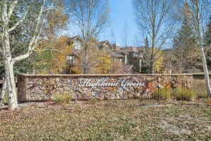 A stone wall with the text 'Highland Greens' indicating a residential area. - Free SkyCard Activities - Gas Fireplace, Parking, Equipped Kitchen, Fitness Ctr (Breckenridge)