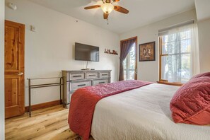 34 Highfield Trail Unit 210 - Web Quality - 015 - 15 Primary Bedroom - Free SkyCard Activities - Gas Fireplace, Parking, Equipped Kitchen, Fitness Ctr (Breckenridge)
