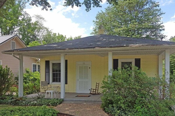 Exterior - Maple Street Dogs OK, single level home, walk to DT Brevard, free Biltmore pass (Brevard)