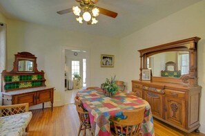 Dining - Maple Street Dogs OK, single level home, walk to DT Brevard, free Biltmore pass (Brevard)