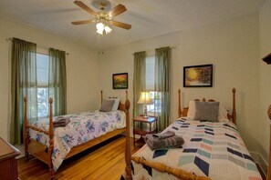 3 bedrooms, iron/ironing board, free WiFi, bed sheets - Maple Street Dogs OK, single level home, walk to DT Brevard, free Biltmore pass (Brevard)