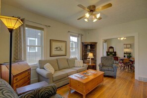 TV - Maple Street Dogs OK, single level home, walk to DT Brevard, free Biltmore pass (Brevard)