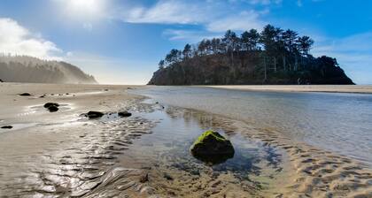 Rustic dog-friendly beach home on Neskowin Marsh Golf Course + 2 blocks to beach