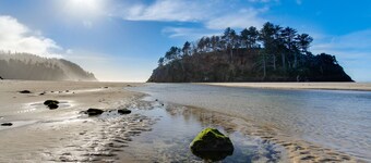 Rustic dog-friendly beach home on Neskowin Marsh Golf Course + 2 blocks to beach