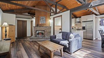 تلفزيون، مدفأة، مشغل دي في دي، كُتُب