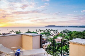 Terrace/patio - Matapalo 602, Oceanview Penthouse in the♥of Town with a Jacuzzi! (Tamarindo)