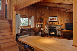 Smart TV, chimenea y reproductor de DVD