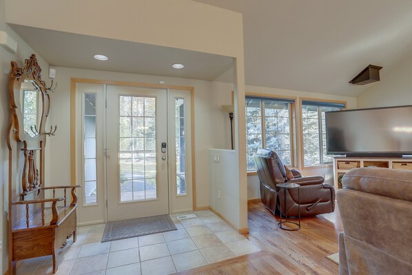 تلفزيون، مدفأة، مشغل دي في دي