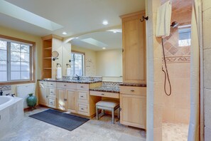 Shower, hair dryer, towels - 13 Ollalie - SHARC Passes, Close to South Entrance, Fireplace, Pet Friendly (Bend)