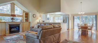 13 Ollalie - SHARC Passes, Close to South Entrance, Fireplace, Pet Friendly