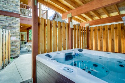 Charming Dog-Friendly Condo with Hot Tub - Walk to the Slopes