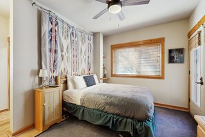 3 habitaciones, tabla de planchar con plancha, internet y ropa de cama 