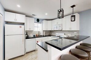 冷蔵庫、電子レンジ、オーブン、コンロ