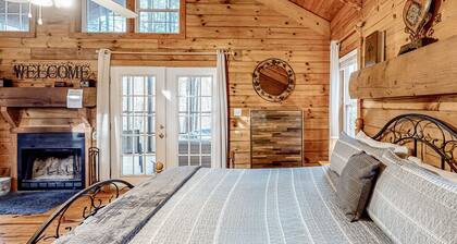 Romantic Dog-Friendly Woodland Cabin w/ Private Hot Tub - New Kitchen