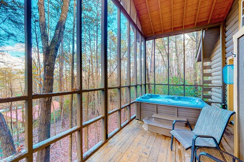 Romantic Dog-Friendly Woodland Cabin w/ Private Hot Tub - New Kitchen