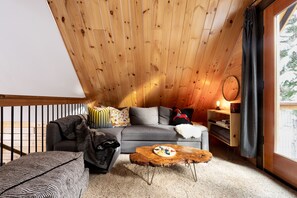 TV, DVD player, books - Cozy Alpine style chalet ,Hot Tub in the trees , Pet Freindly ,Fast Internet (Government Camp)