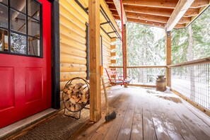Terrace/patio - Cozy Alpine style chalet ,Hot Tub in the trees , Pet Freindly ,Fast Internet (Government Camp)