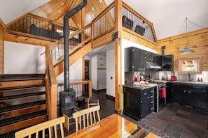 Fridge, microwave, oven, stovetop - Cozy Alpine style chalet ,Hot Tub in the trees , Pet Freindly ,Fast Internet (Government Camp)