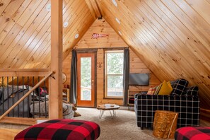 TV, DVD player, books - Cozy Alpine style chalet ,Hot Tub in the trees , Pet Freindly ,Fast Internet (Government Camp)