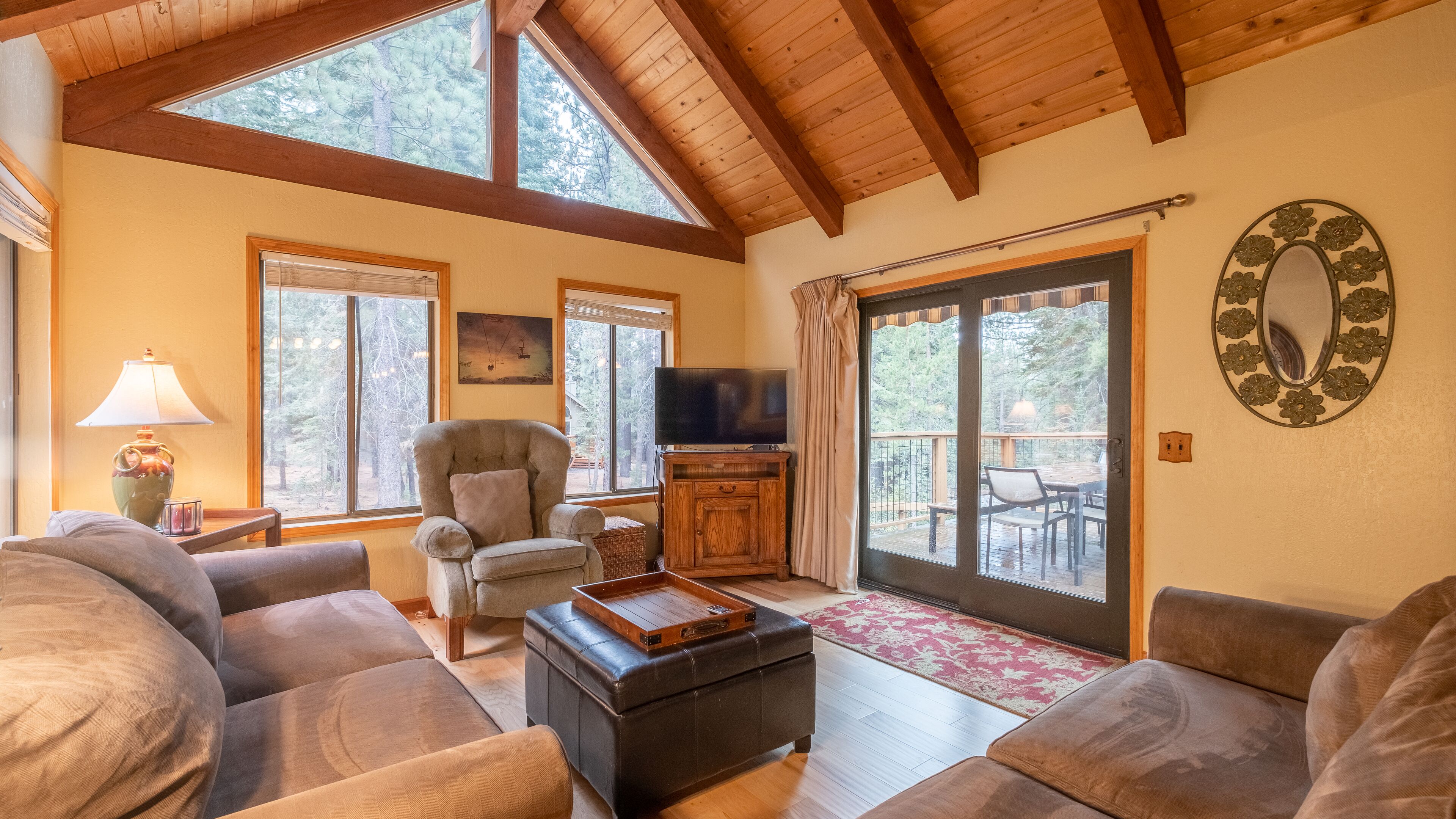 Tahoe Donner Vacation Lodge,Pet Friendly, fenced in backyard.