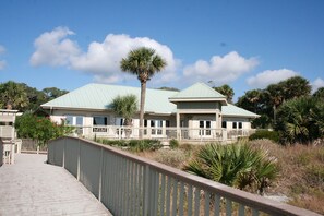 Property grounds - 111 Evian - Pet Friendly 2 Bedroom with Golf Views. Free Tennis & Pool. (Hilton Head Island)
