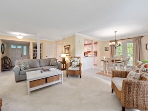 TV - 111 Evian - Pet Friendly 2 Bedroom with Golf Views. Free Tennis & Pool. (Hilton Head Island)