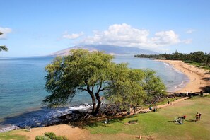En la playa, camastros y toallas de playa 