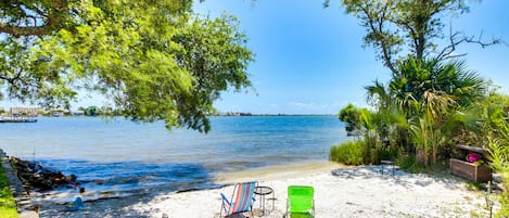 Una spiaggia nelle vicinanze