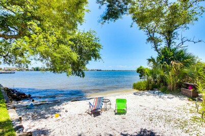 Peaceful corner studio with pool & Santa Rosa Sound views - snowbird-friendly